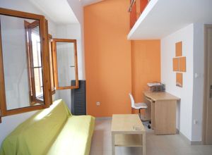 Studio/Γκαρσονιέρα, Διοικητήριο