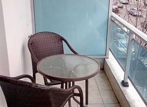 Studio Flat, Analipsi