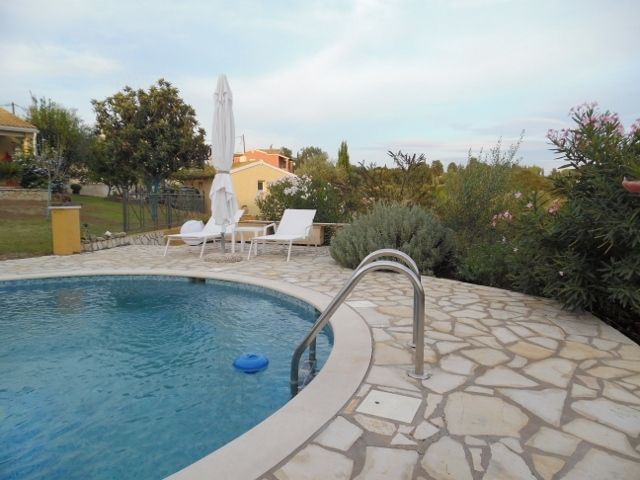 Photo 144034043