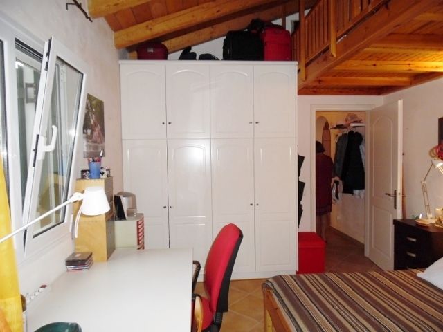Photo 144034073