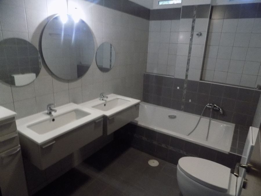 Photo 144264404