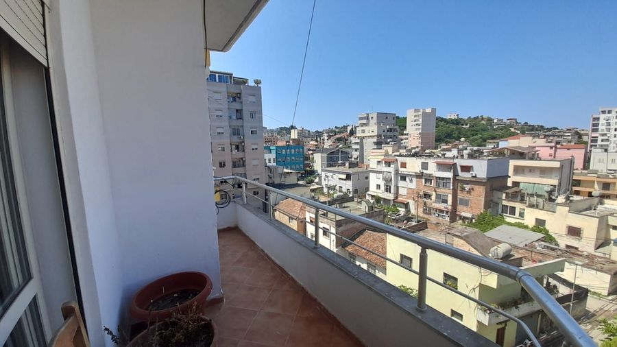 Photo 320872034