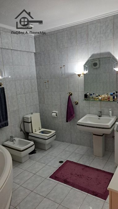 Photo 320933639