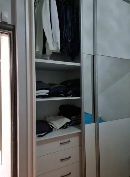 Photo 325444838