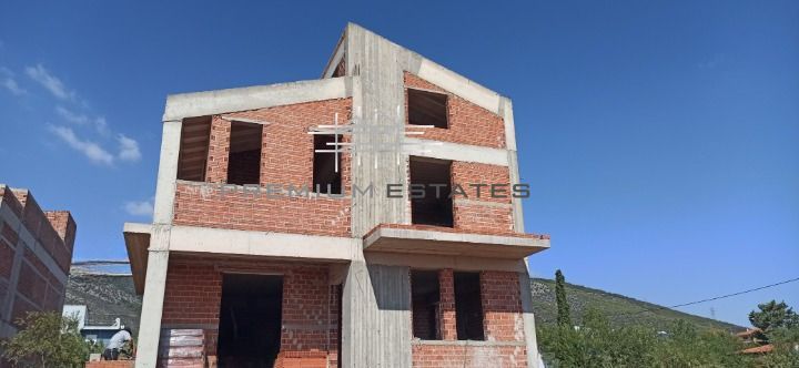 Photo 327337991