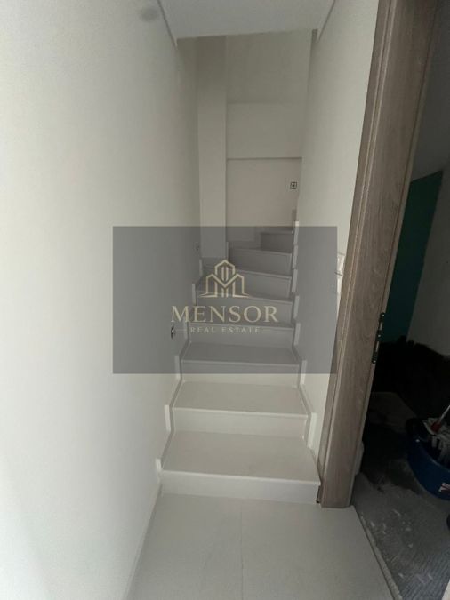Photo 347608283