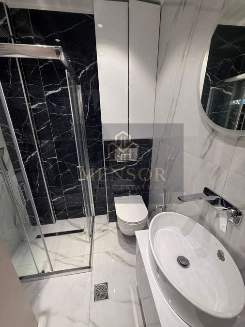 Photo 348242600