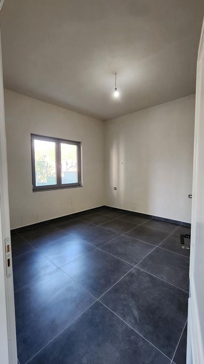 Vile per shitje ✨🏡 📍 Ne Kombinat, zone e qete dhe me gjelberim 🌿