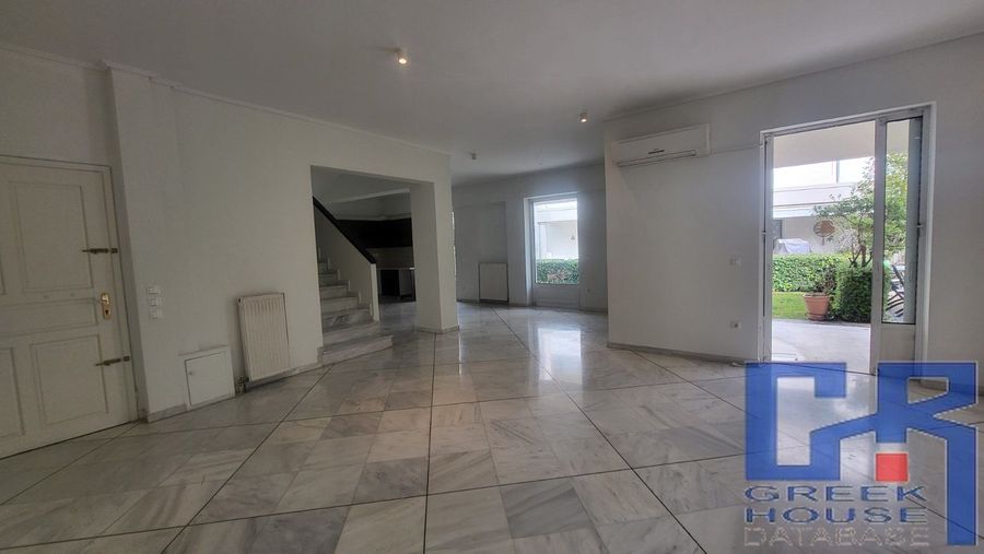 Photo 349977839