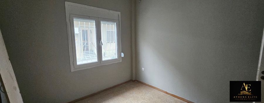 Photo 351823472