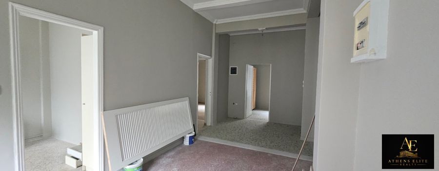 Photo 351823478