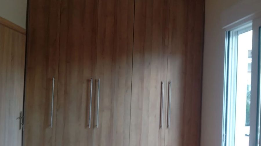 Photo 352432091