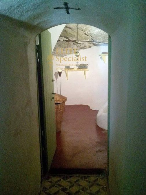 Photo 352838729