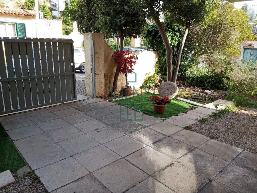 Photo 353057420