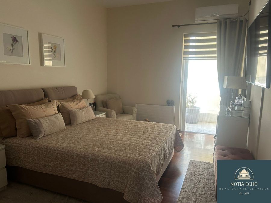 Photo 353887037