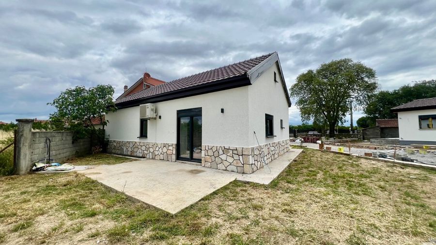 Detached House, Golubovci 4