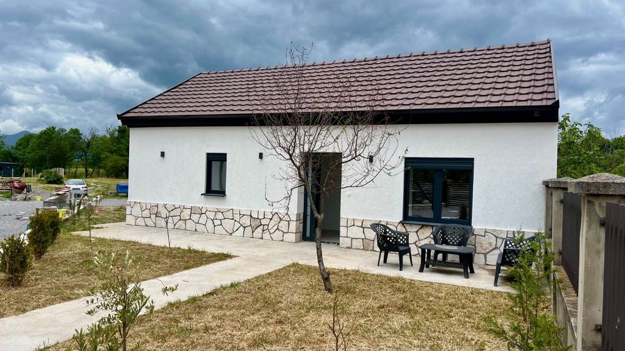 Detached House, Golubovci 6