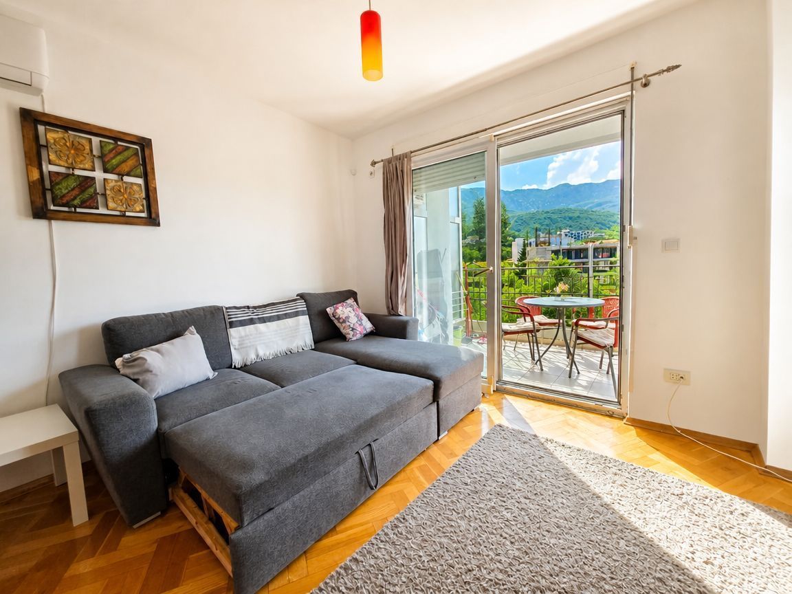 One-room apartment with sea view in Bečići, Budva 3