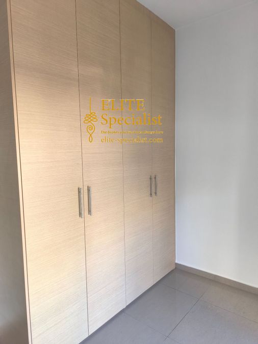 Photo 359680094