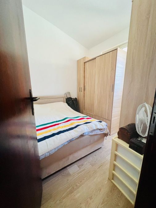 One Bedroom Apartment, Bar 5