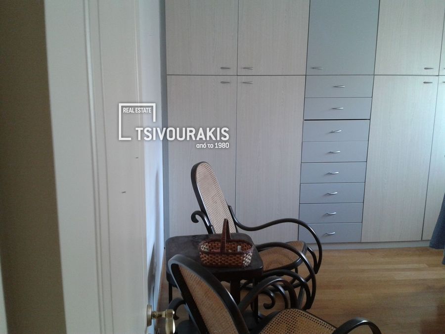 Photo 369010247
