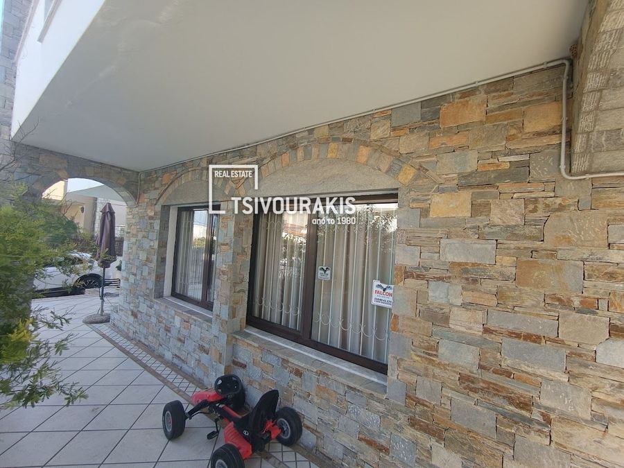 Photo 370318235