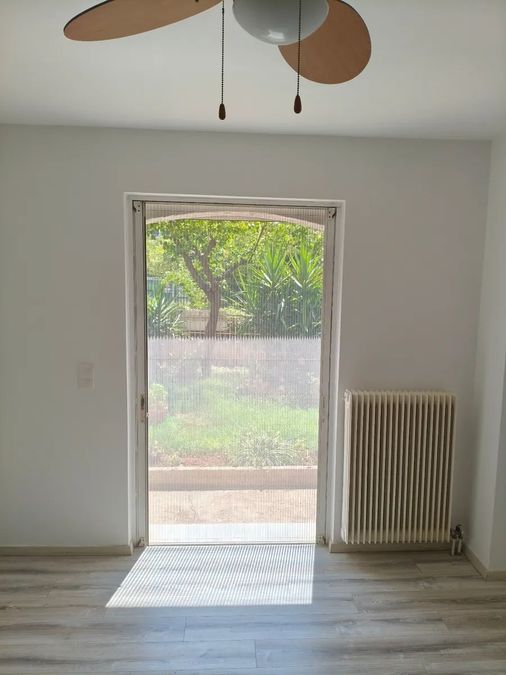 Photo 371377457